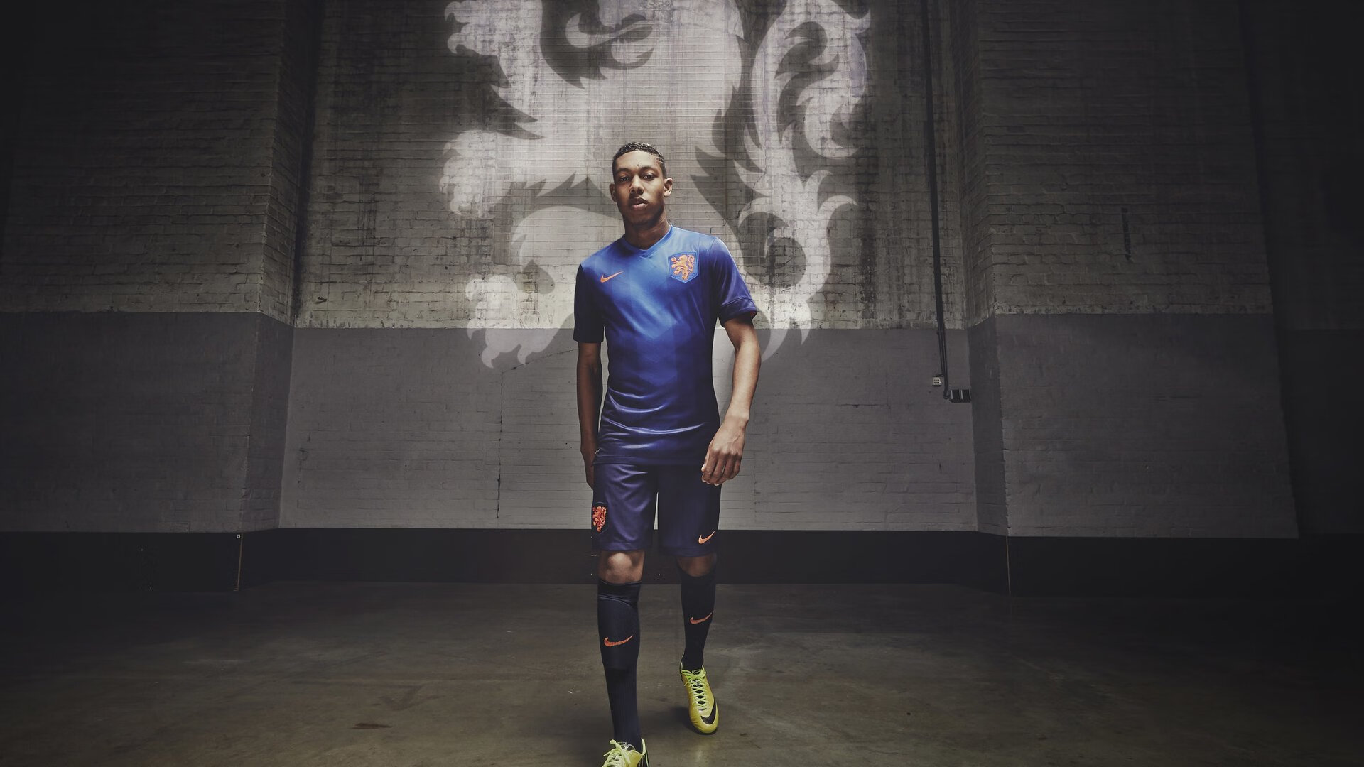 “弯道飞舞：漂移技巧的极致演绎”，弯道漂移为什么要打反方向